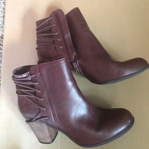Worn twice Steve Madden maroon zip up detailed heeled bootie 10